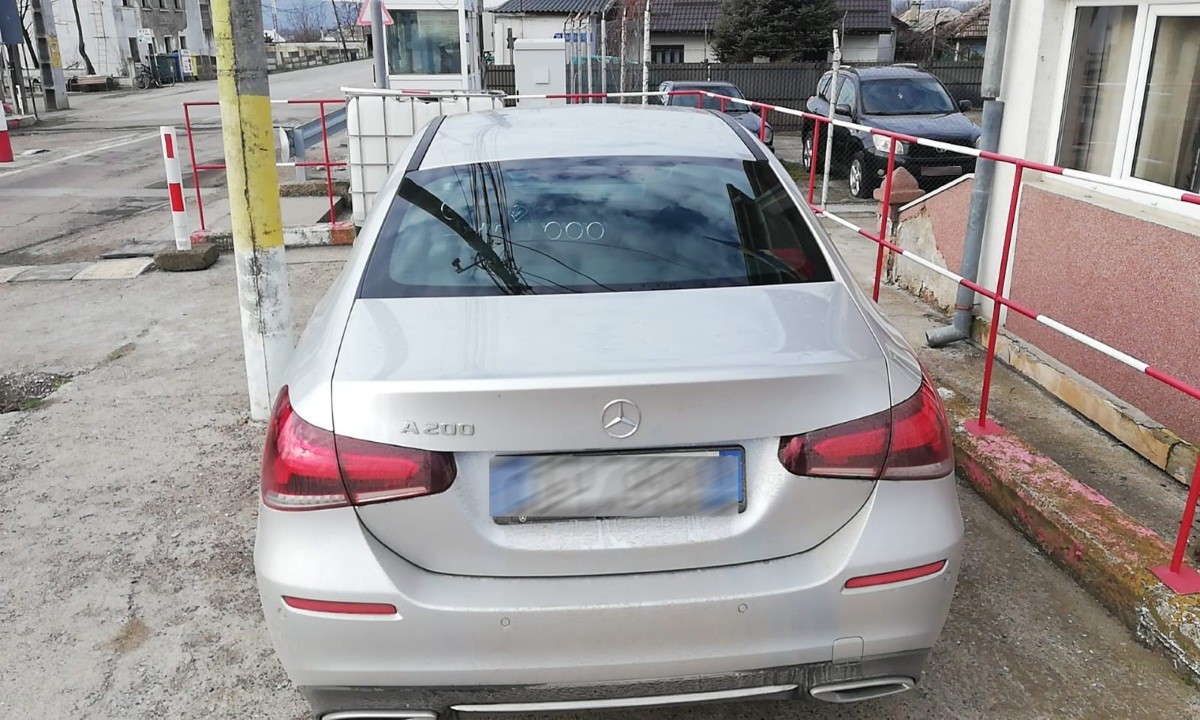FOTO // Un moldovean s-a pornit acasă cu un Mercedes din 2021, dar a fost reținut în România. Care este motivul